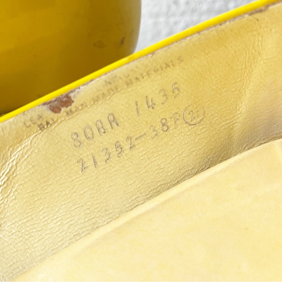 VINTAGE QUALICRAFT 1970’s Yellow Patent Leather Square Toed Kitten Heels - Picture 5 of 12